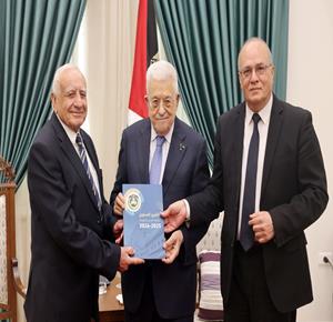 الرئيس محمود عباس يتسلم التقرير السنوي لجامعة القدس المفتوحة